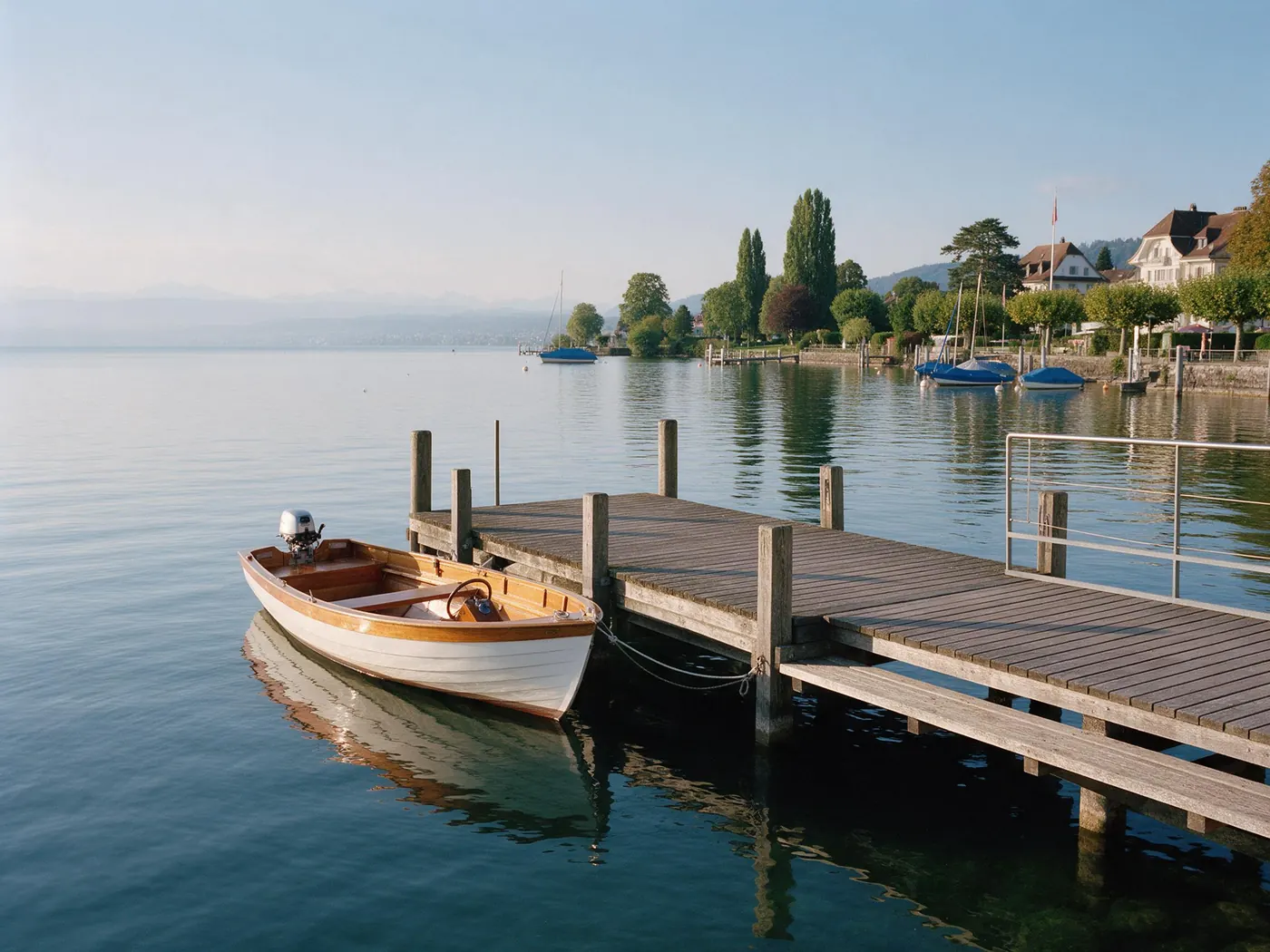 Kleines offenes Boot an einem Holzsteg am Bodensee
