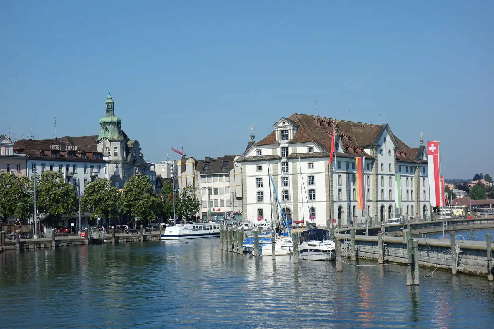 Hafen Rorschach mit Kornhaus und Schiffen am Bodensee