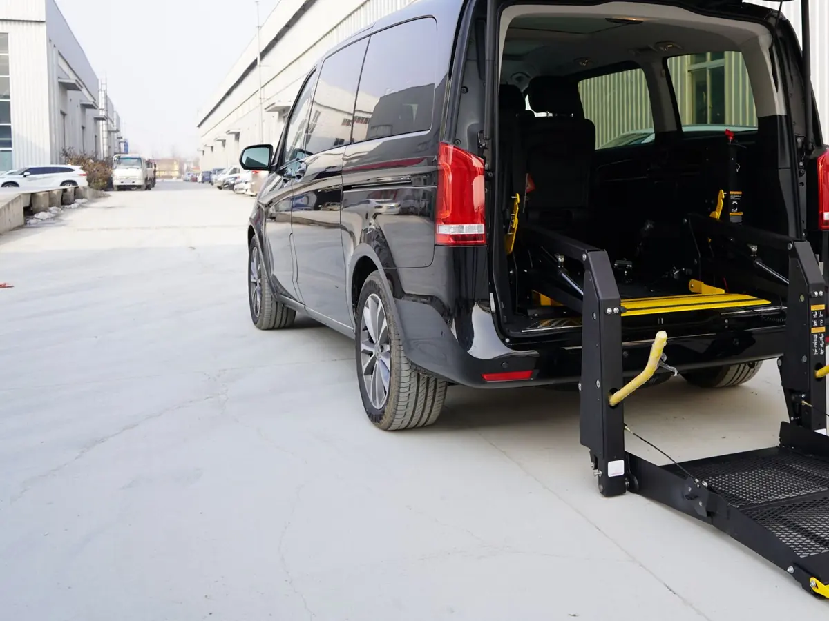 Fahrzeug mit geöffneter Heckklappe und Rollstuhllift